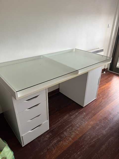 Secretária IKEA tampo de vidro e dois módulos