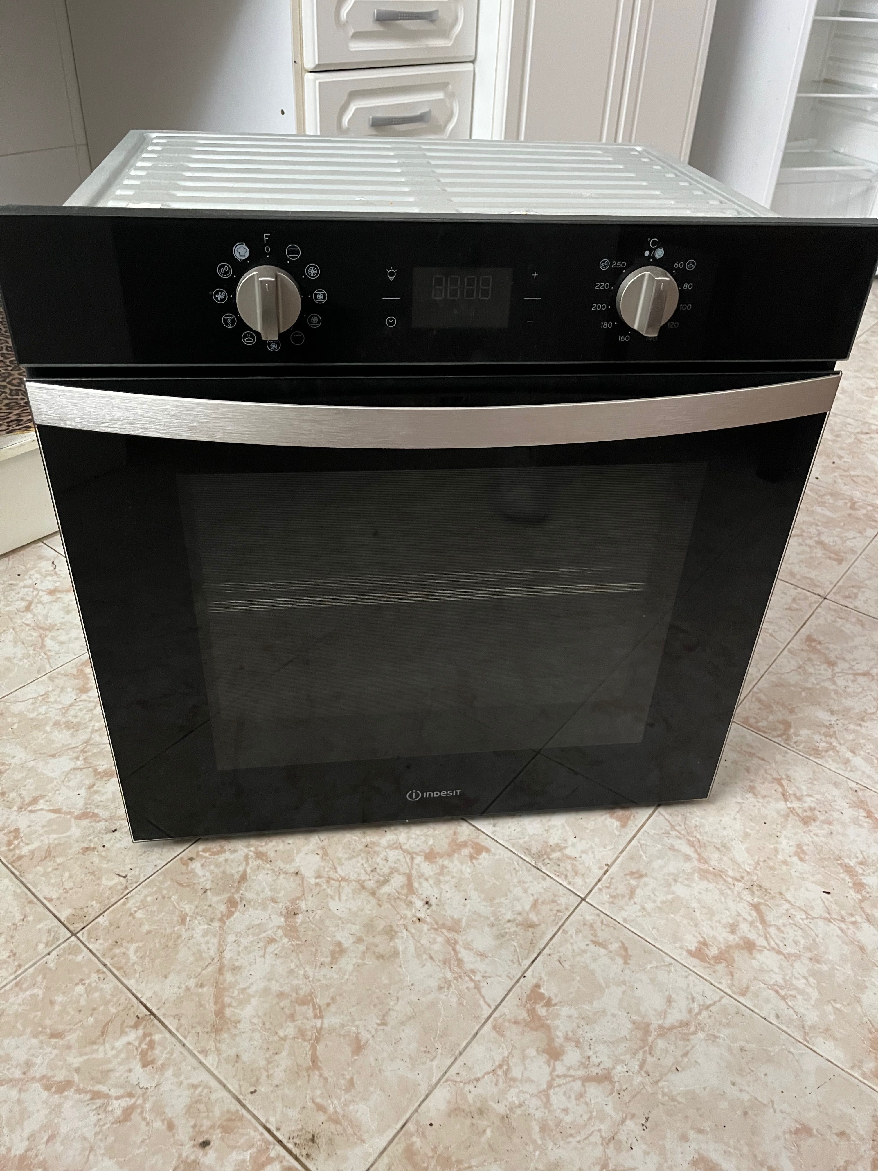Forno Indesit preto