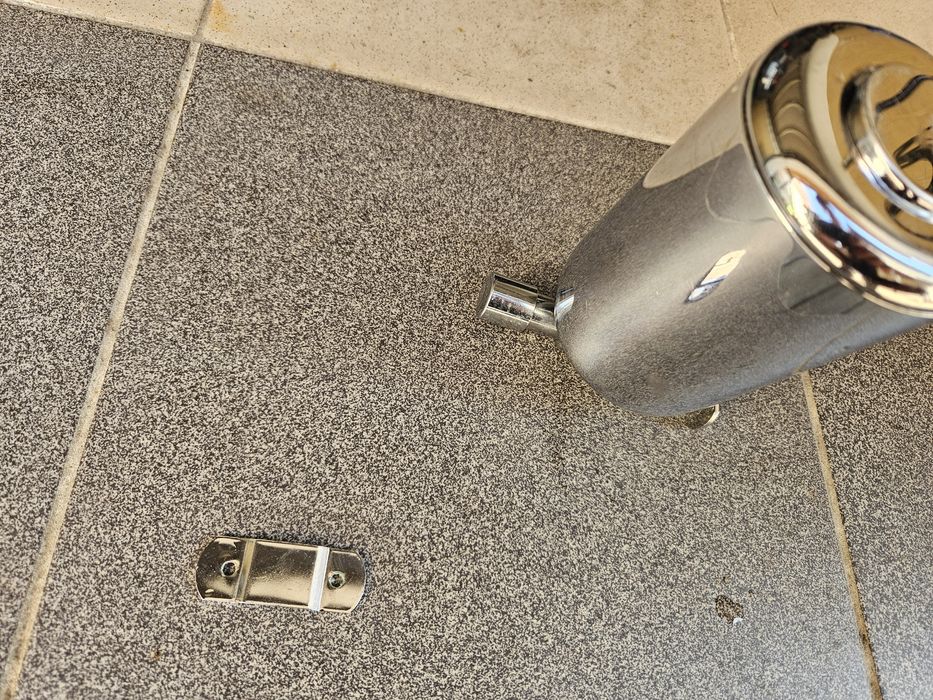 Dozownik na mydło w płynie ścienny chromowany