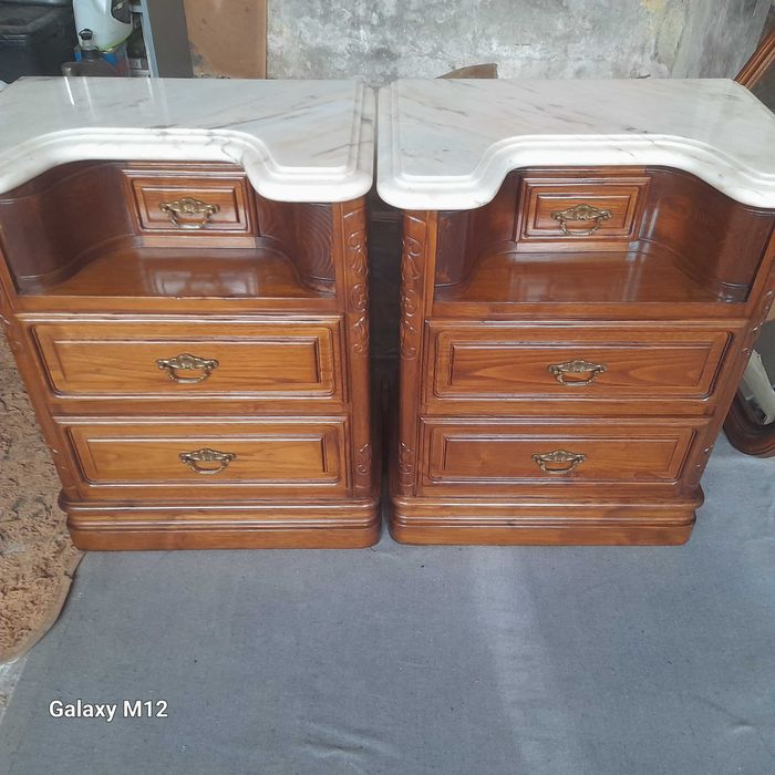 Mobília de quarto de casal com tampos em mármore