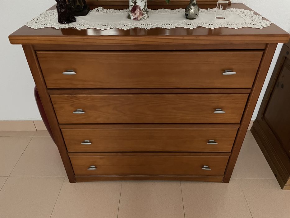 Cama + estrado + colchão + 2 mesas cabeceira + comoda + espelho