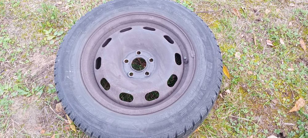 Opony  zimowe  195/65 R 15 z  felgami stalowymi i kołpakami .