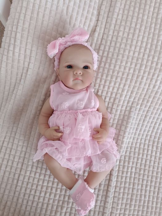 Lalka typy reborn w różowej sukience