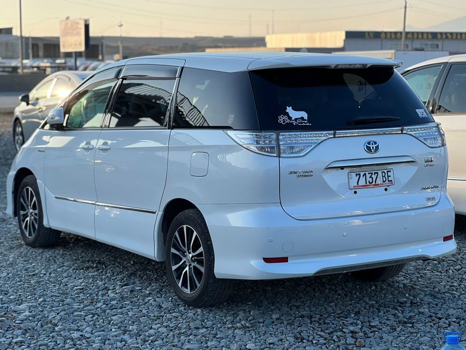 Toyota Estima Гібрид