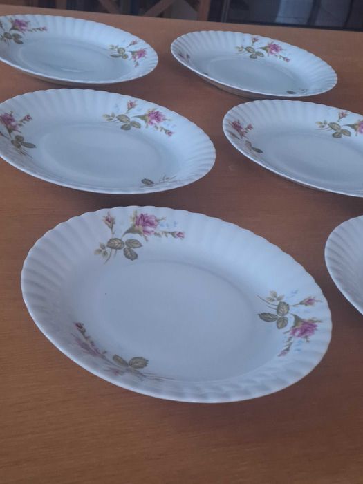 Porcelana Chodzież, serwis  śniadaniowo-obiadowo-kawowy  dla 6 osób