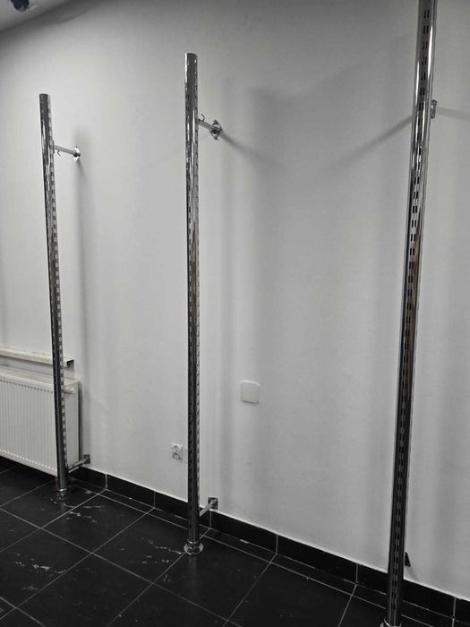 Wyposażenie sklepu odzieżowego -regały, stojaki, kosze, wieszaki