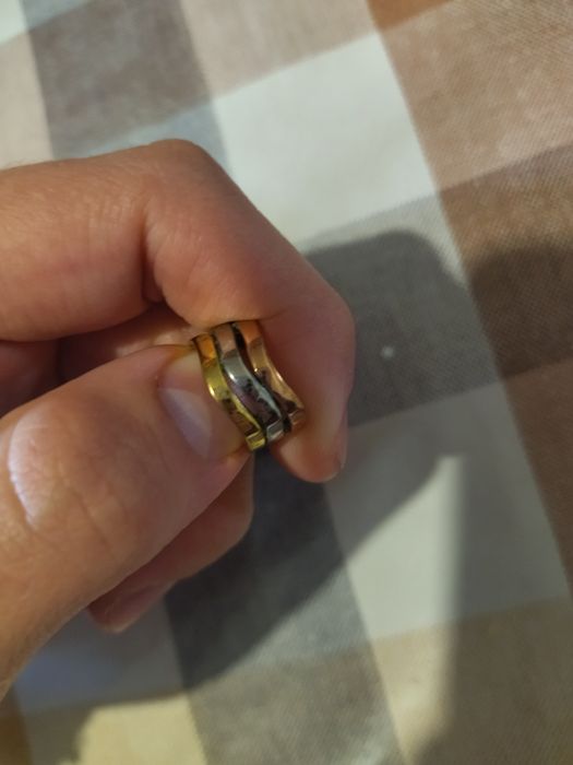 2 brincos cor dourado e prateado