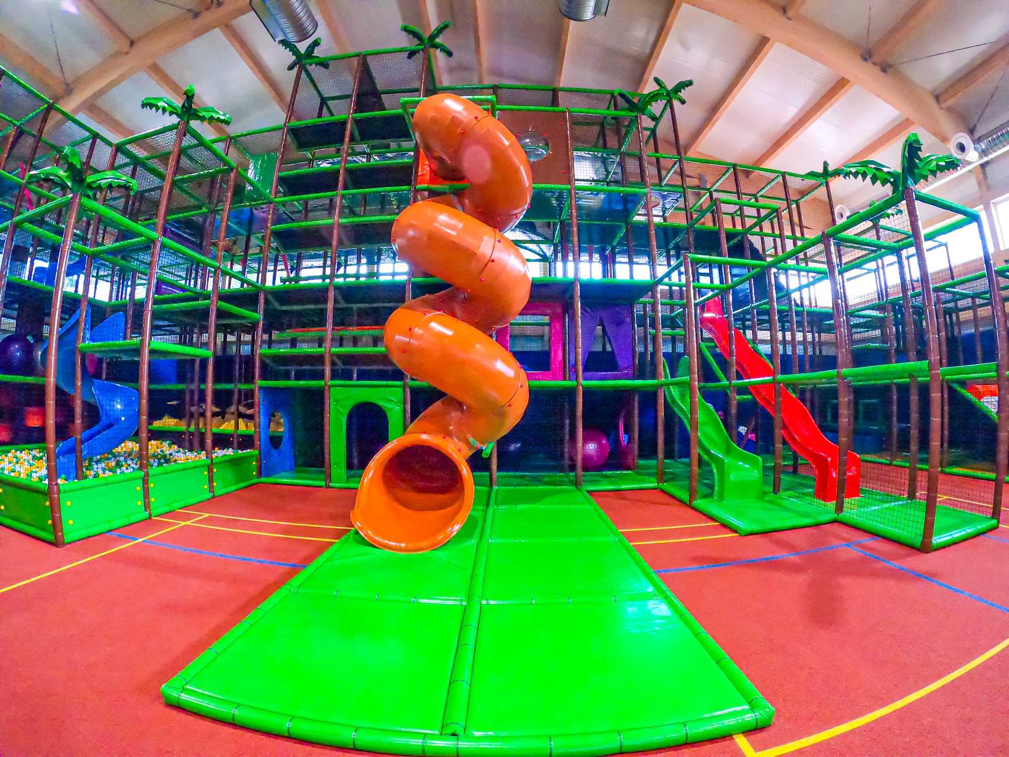 sala zabaw park trampolin park rozrywki kulki NINJA TOR małpi gaj