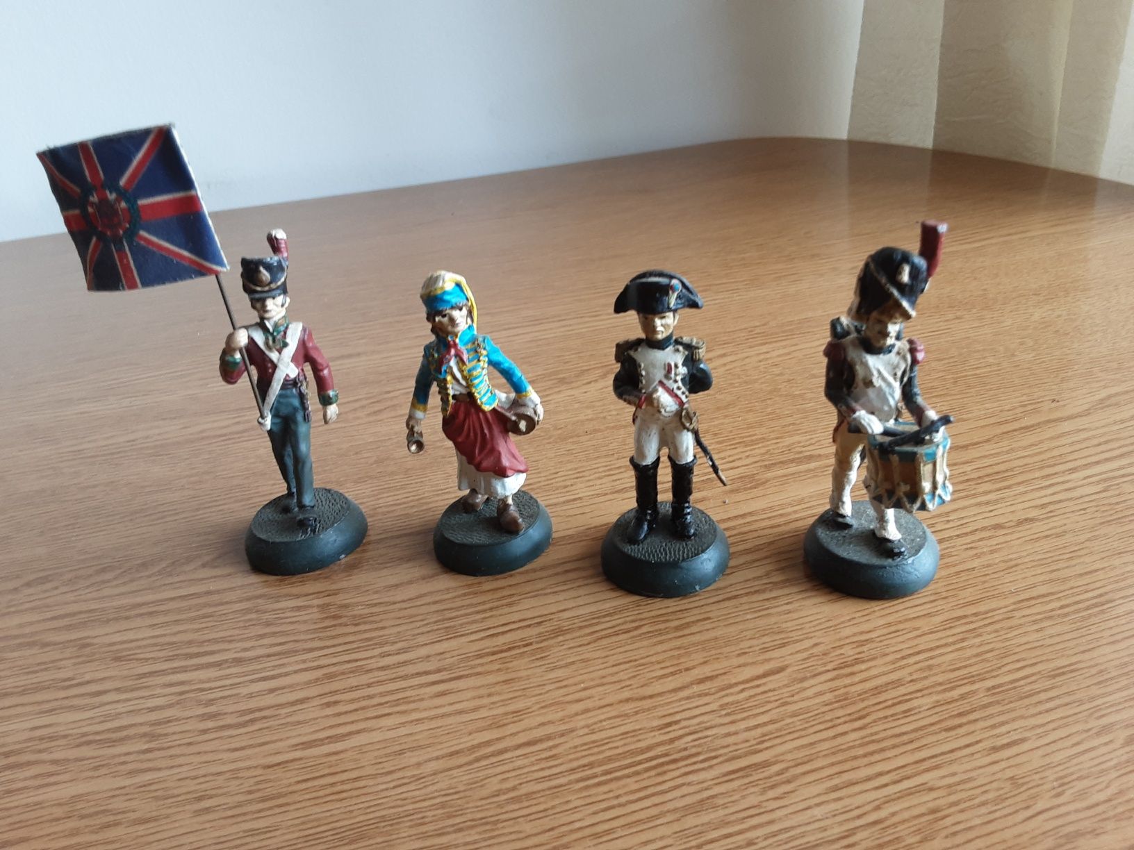 Vendo binóculos antigos com estojo em cabedal e  outros objectos