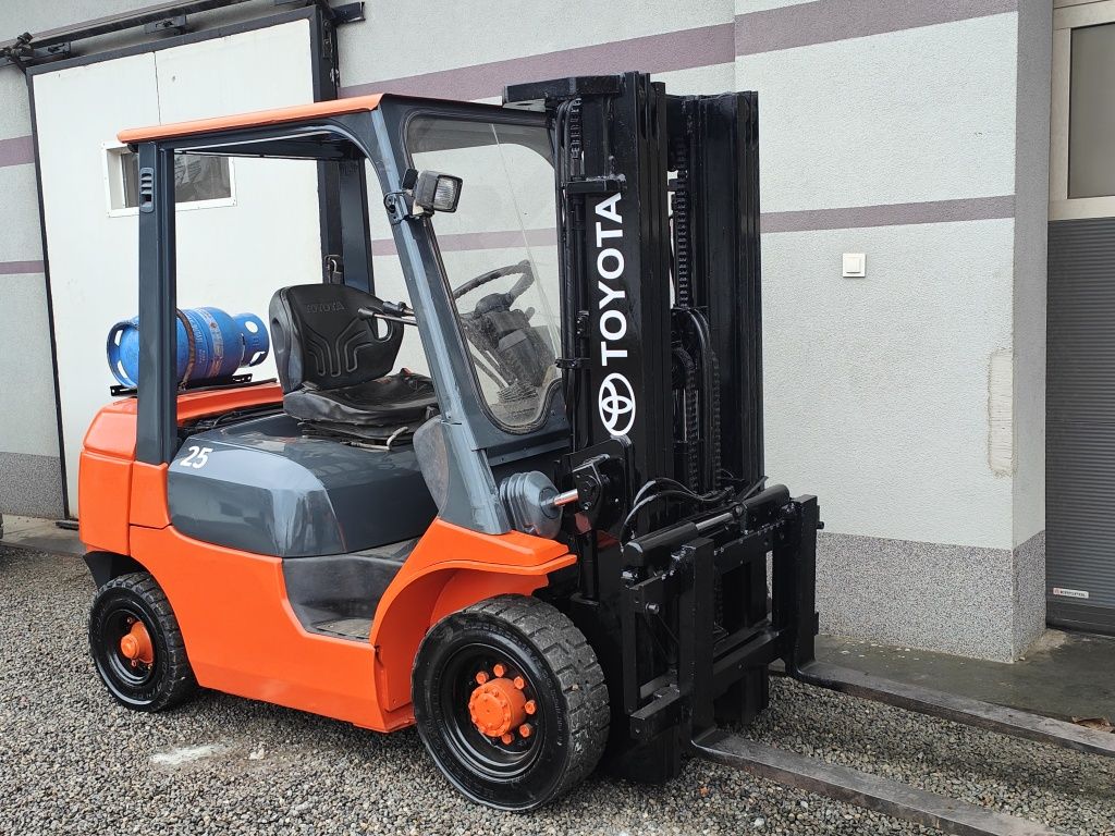 Wózek widłowy Toyota 7FG25 Lpg 2.5T Triplex 4.3m z Niemiec Wolny Skok