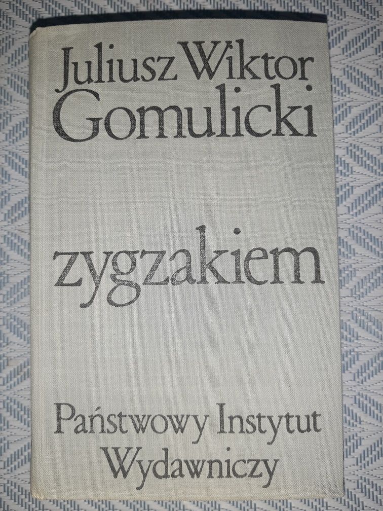 J. W. Gomulicki Zygzakiem