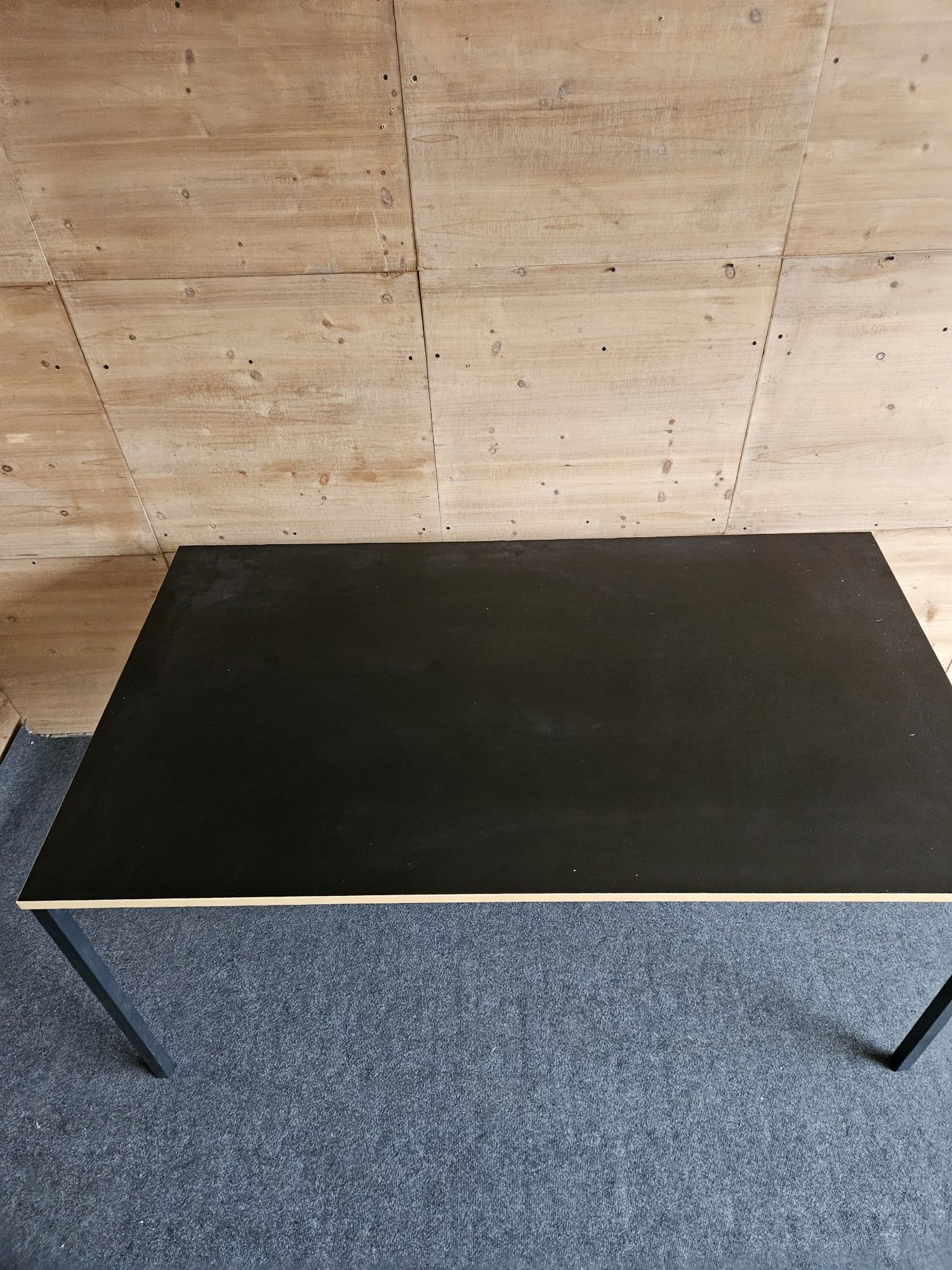 Duży czarny rozkładany stół ze złotą ramką