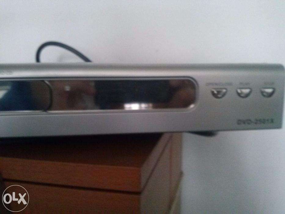 Leitor de DVD de mesa Roadstar Multiformato