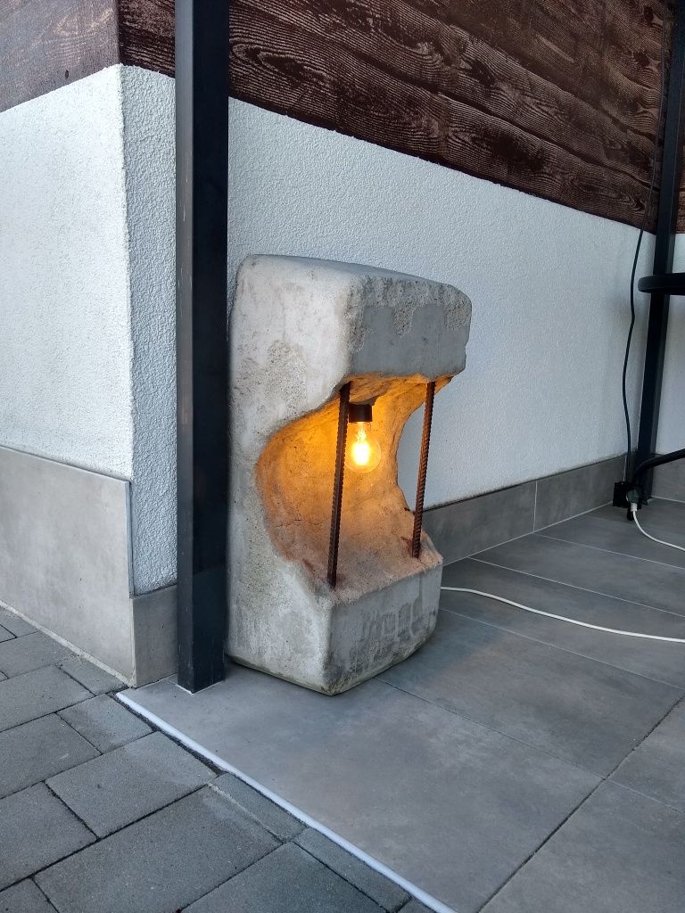 Podłogowa lampa z betonu