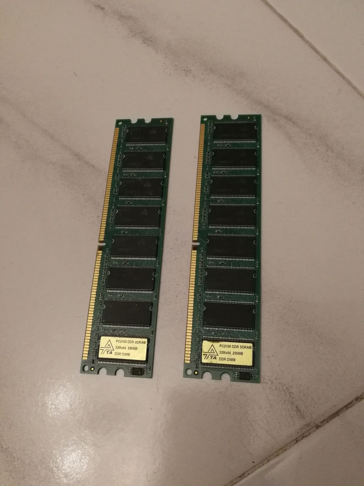 2x 256MB RAM memória