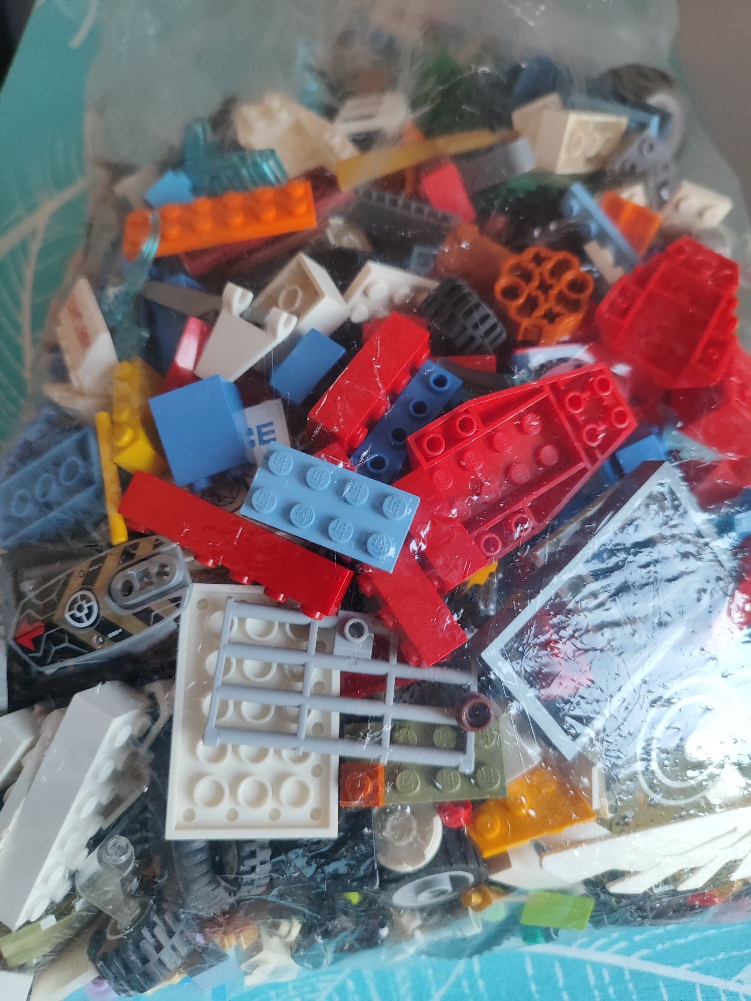 Klocki LEGO mix 1,6 kg w tym figurki marvel city hobbit