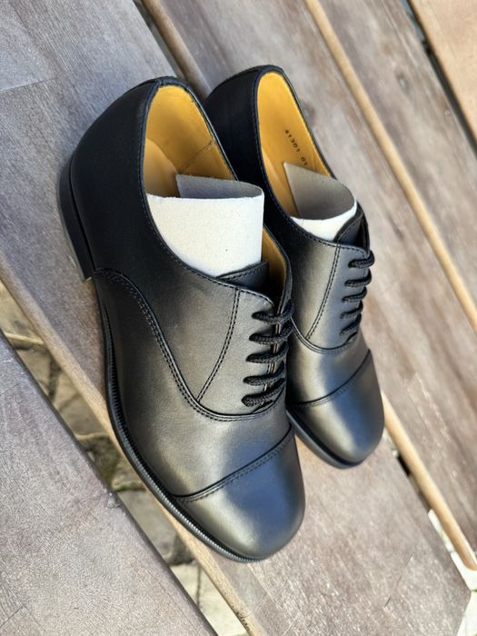 Sapatos pretos novos