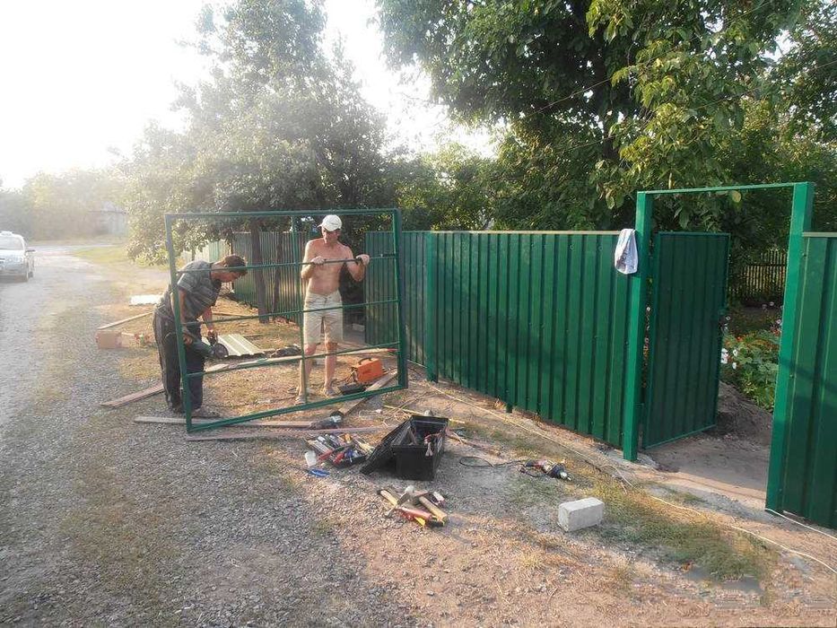 Забор из профнастила и сетки. Установка заборов, калиток, ворот.