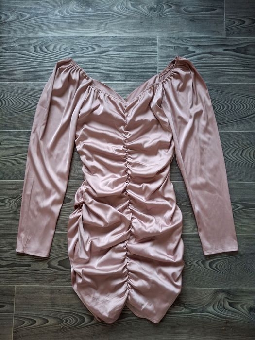 Красива атласна сукня