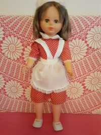Vende-se boneca, vestida de empregada doméstica