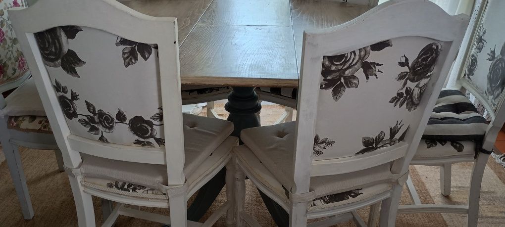 Conjunto mesa extensível e 6 cadeiras estofadas