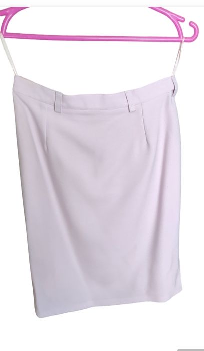 Śliczny kostium damski w pastelowym kolorze