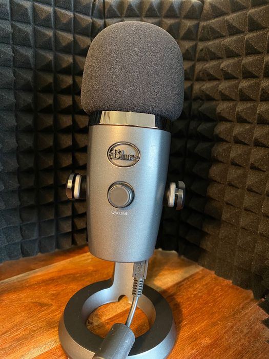 Kit podcaster: microfone Blue Yeti + pop filter + isolamento acústico