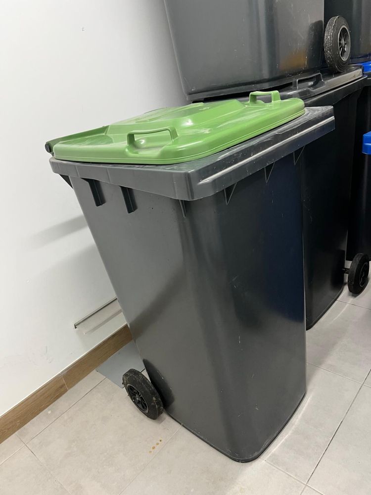 6 Caixotes de Lixo 240L c/ rodas e novos