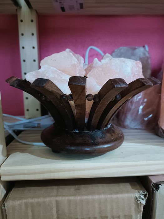 Candeeiros de madeira com pedras de sal dos Himalaias