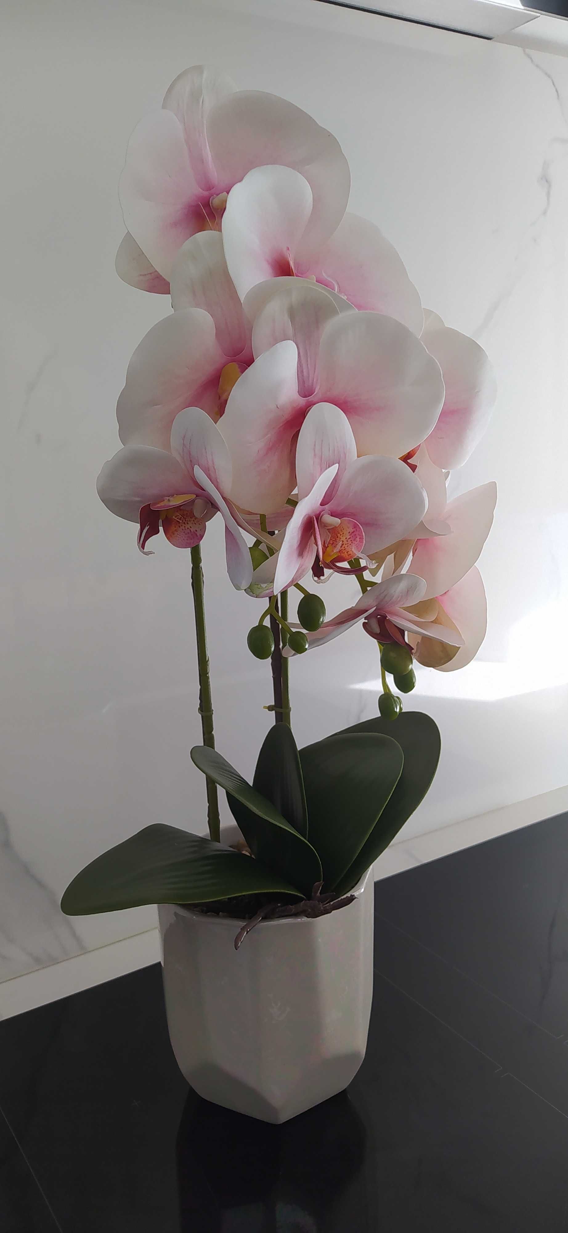 Vaso com orquídea artificial