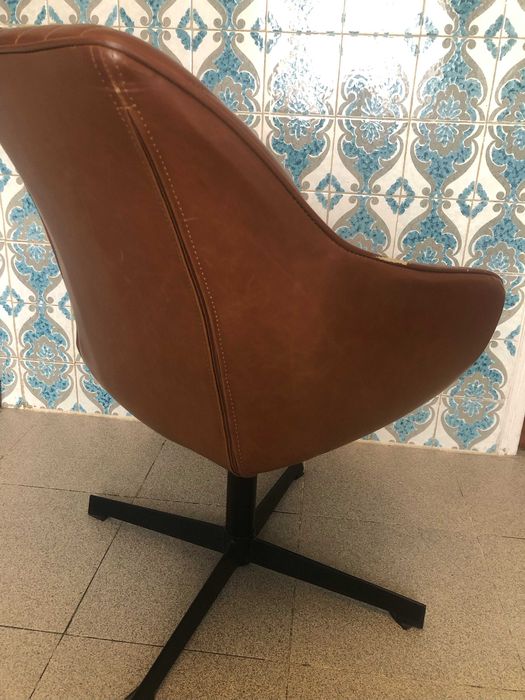 Cadeira pequena de pele estilo vintage