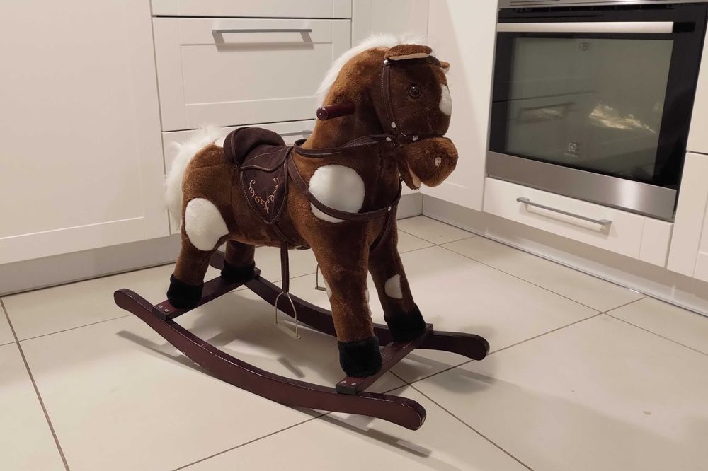 Konik na biegunach - wydaje dźwięki i rusza pyszczkiem