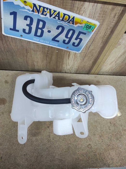 Бачок розширювальний  Chrysler 300 Dodge Challenger Charger Magnum