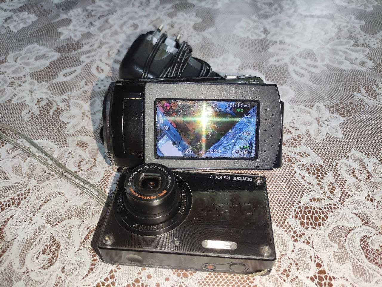 Видеокамера JVC GZ-MS110BE и фотоаппарат Pentax RS1000