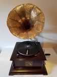 Gramofon drewniany z mosiężną trąbą.