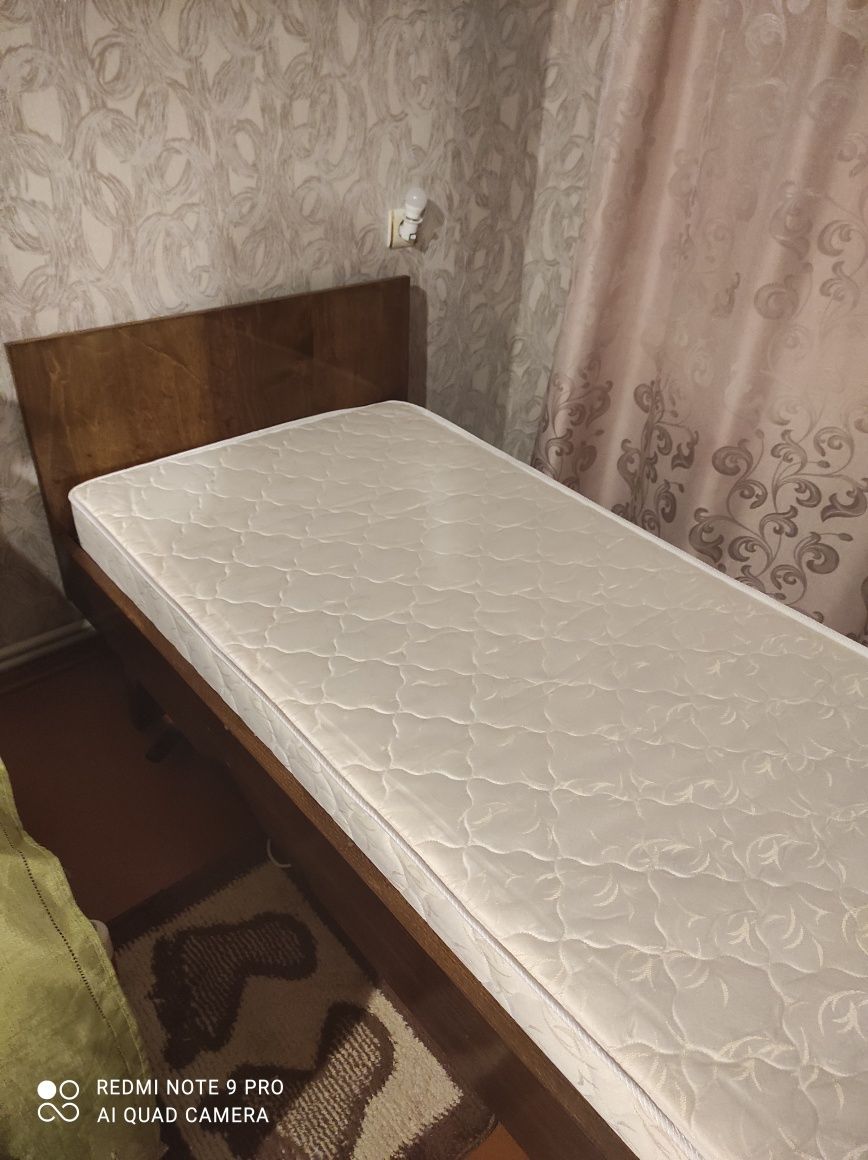 Ліжко дерев'яне з матрацами