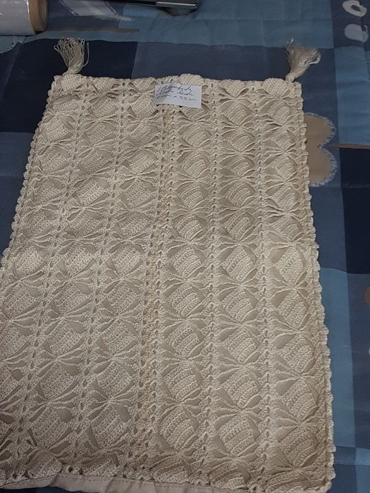 Almofada em croché  com linha de seda comprido