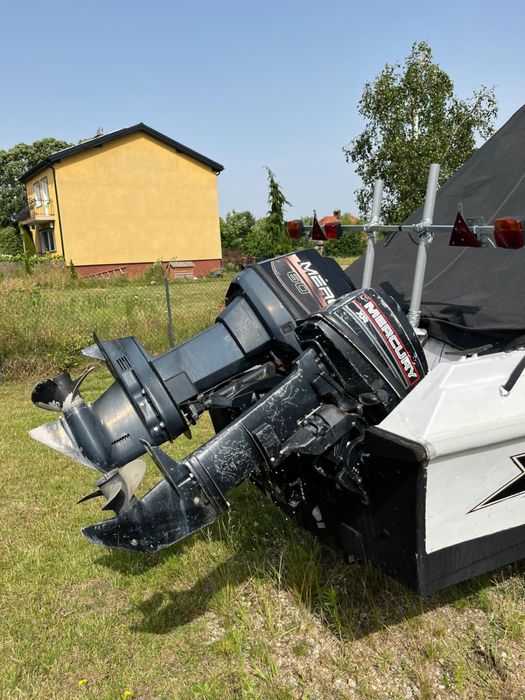 Łódź motorowa z dwoma silnikami