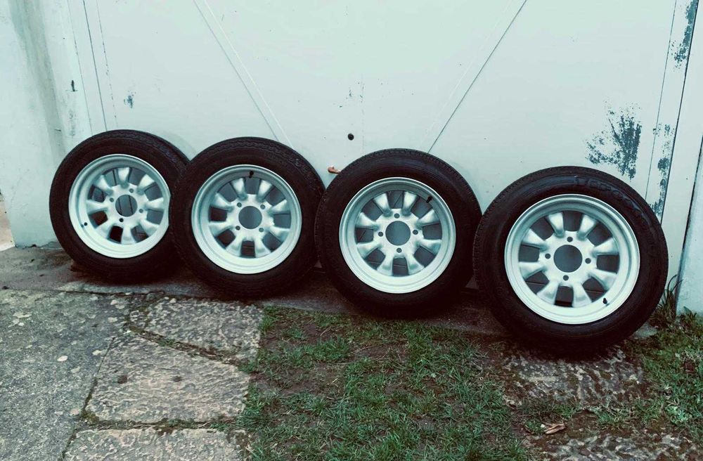 Quatro jantes especiais R 15, para Carocha, com quatro pneus 165 R 15