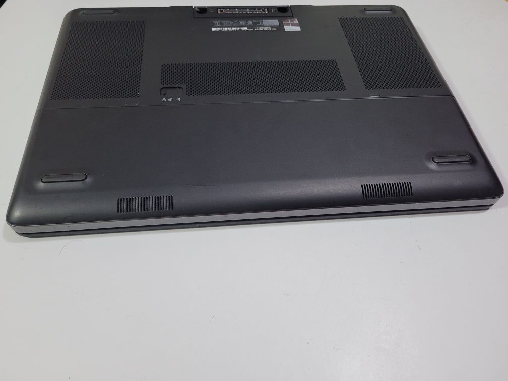 Dell Precision 7510 15,6"FHD IPS i7 6820HQ 16GB/256GBSSD/Quadro M1000M