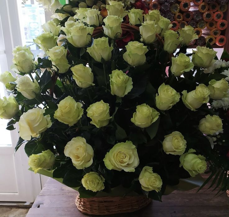 Похоронні корзини з живих квітів