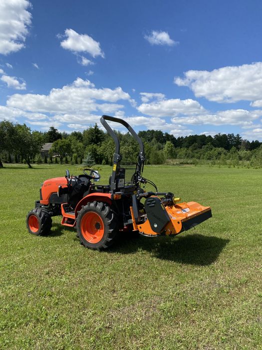 Koszenie boisk wysokich traw zarośli i nieużytków