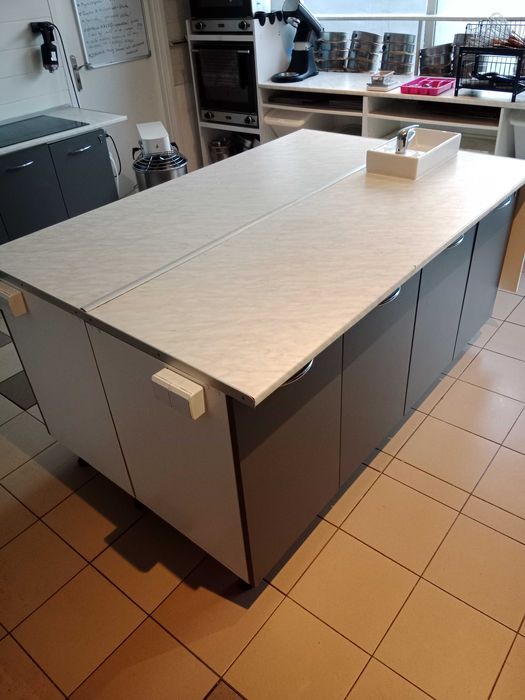 Wyspa kuchenna z szafkami