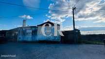 Casa em pedra com quintal para recuperar