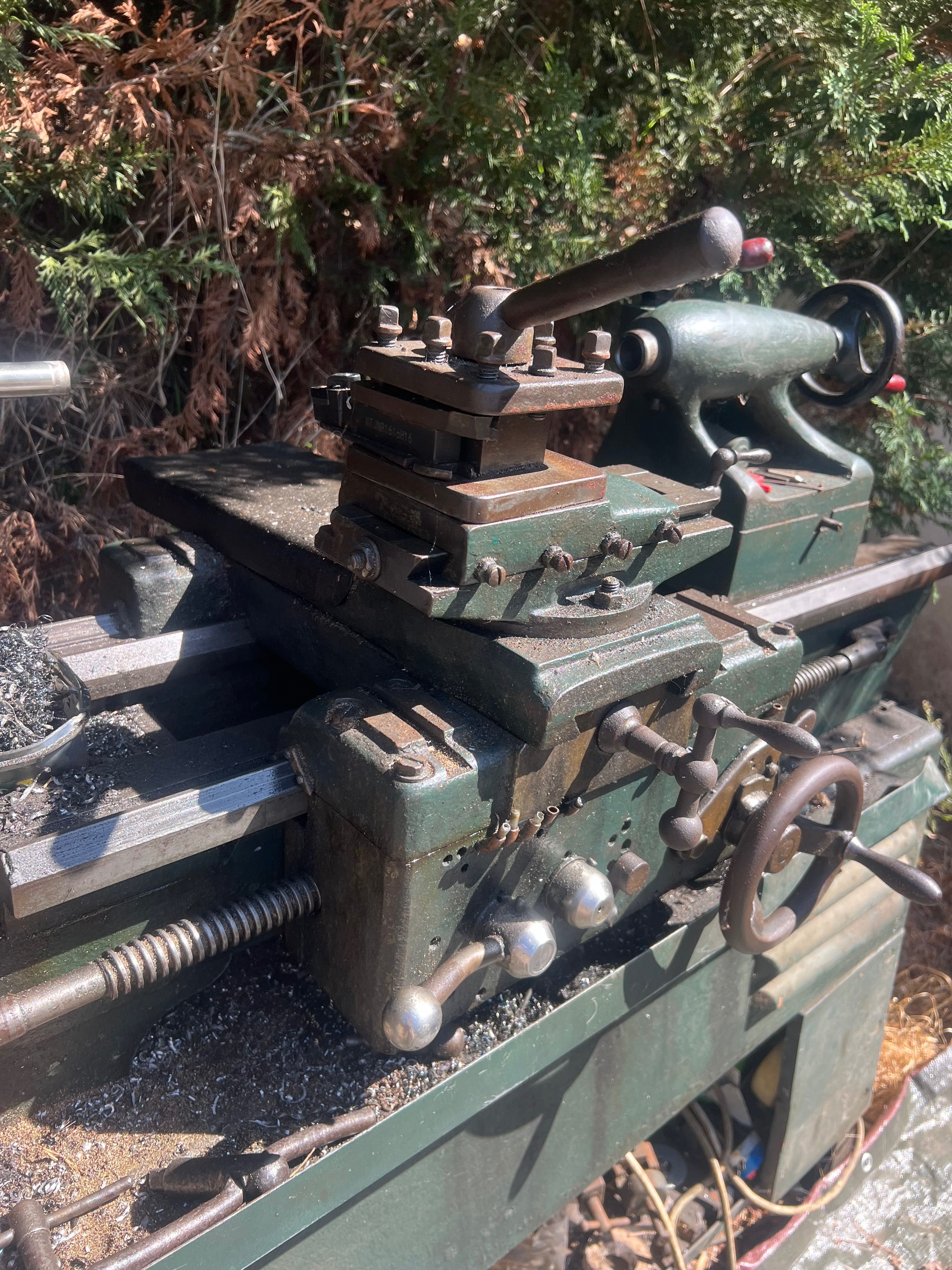 Torno mecânico com motor monofásico