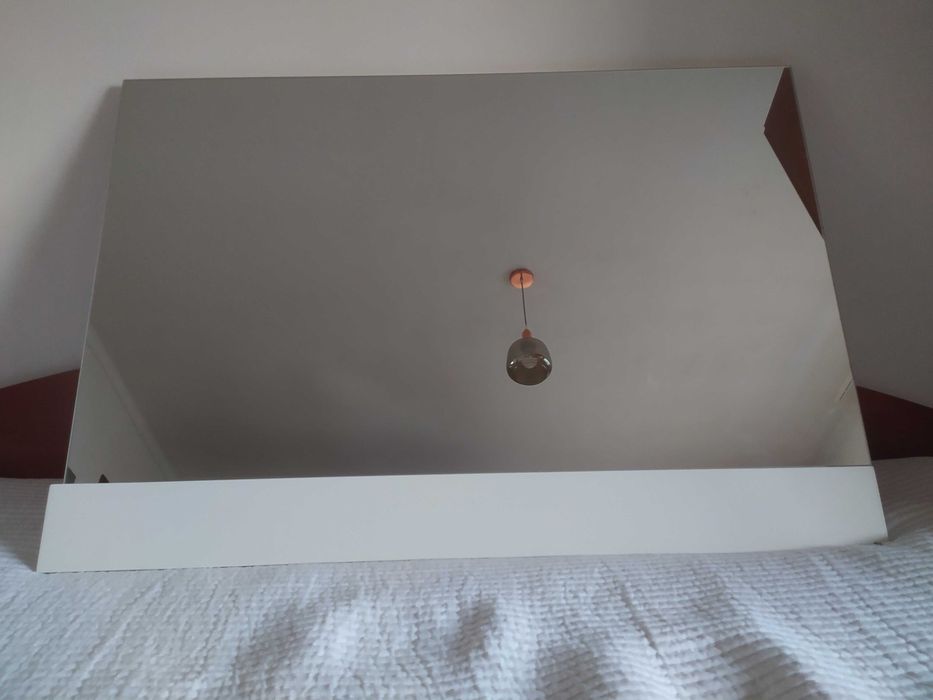 Espelho branco adaptável a qualquer zona da casa