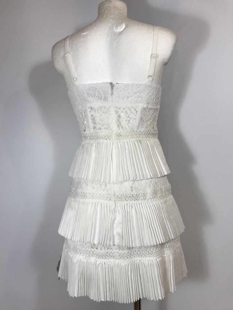 Koronkowa gorsetowa sukienka mini z marszczoną plisowaną spódnicą