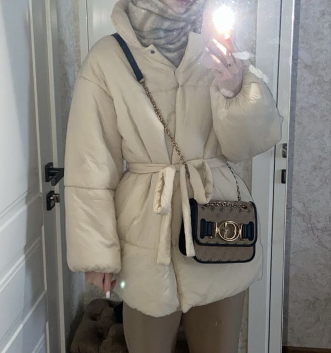 Пуховик молочного кольору s-m