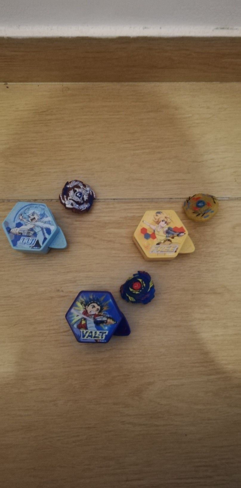 3 conjuntos de beyblade