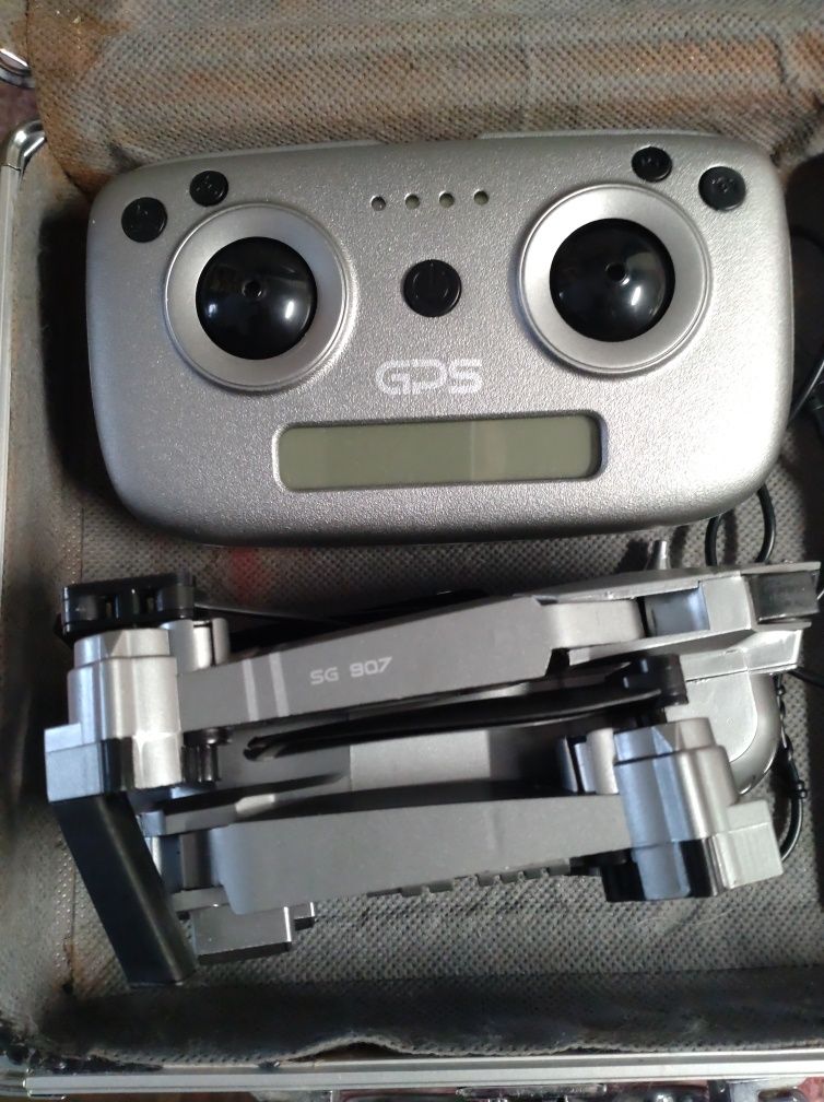 Drone e câmera.  1 bateria, carregador e comando mais pás extras.